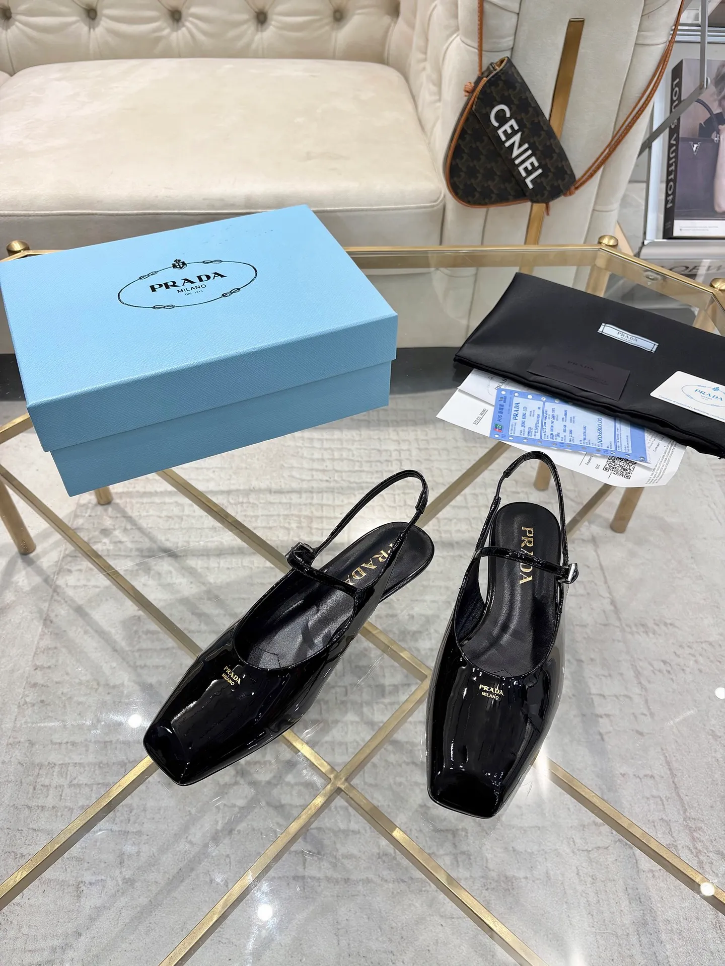 👟👟Ex-factory price 560👟👟 (imitation leather bottom-20) New arrival 👉Ready stock👈Remove the original board and make a 1:1 replica‼ ️ The highest version of Prada's early spring catwalk hot style 😘The latest spring style Retro Mary Jane series Genuine leather sole Simulated leather sole A must-have for goddesses Super comfortable on the feet to reduce age 👉The upper is made of imported cowhide leather Comfortable small square toe Retro and playful Lining + foot pads Imported sheepskin lining Breathable and comfortable (1.5 high small insert heel) Duplicate private molded buckles (all original logos) Code number 35M-39M (34 40 41 42 customized, non-refundable and non-exchangeable)✅